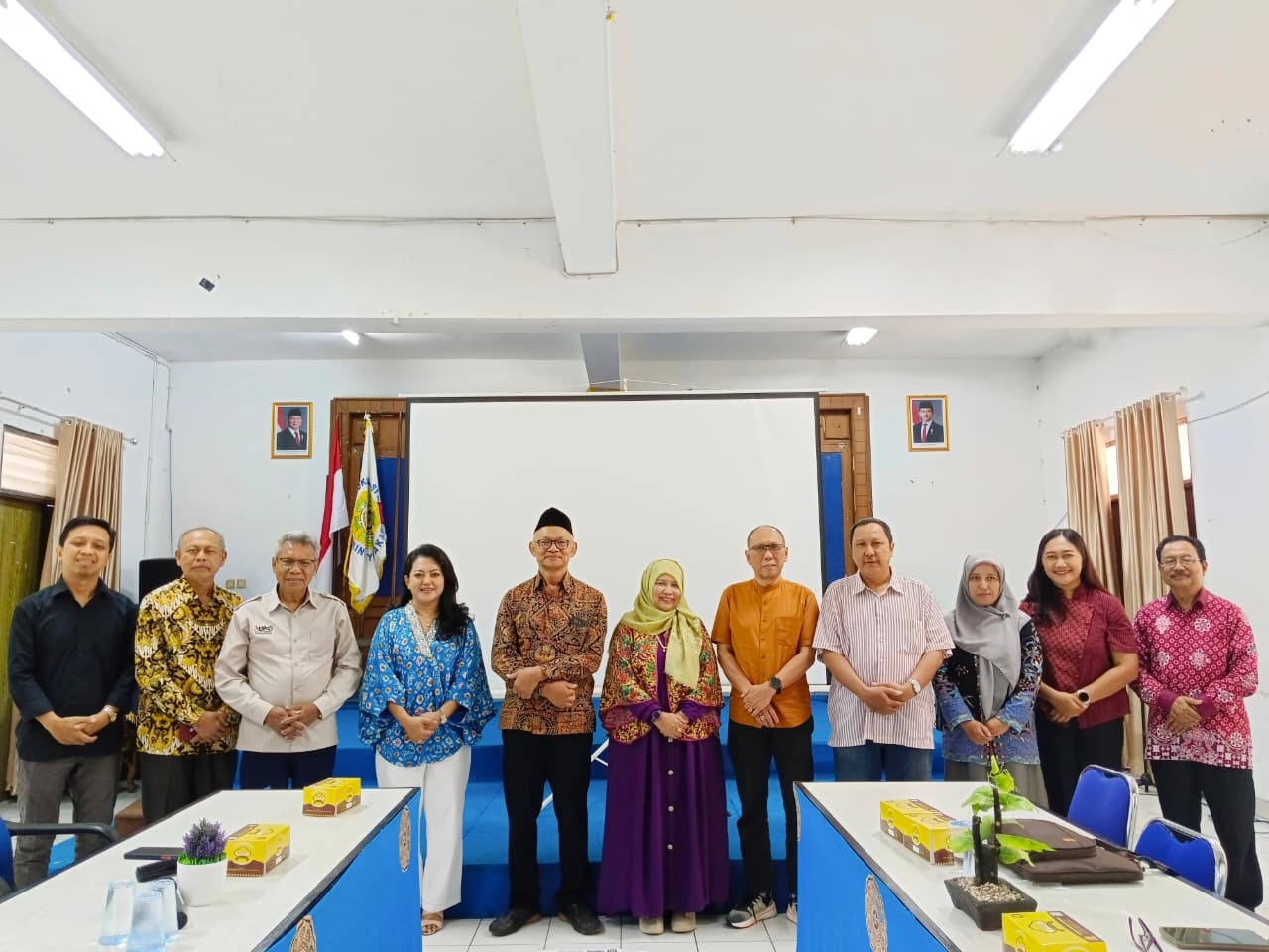 Penyerahan SK dan Hak Pensiun Dosen UP45